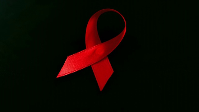 爱滋病红丝带落下视频素材