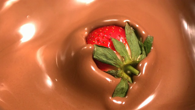 草莓滴进融化的巧克力里视频下载