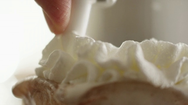 奶油漩涡洒在冰淇淋圣代上视频下载