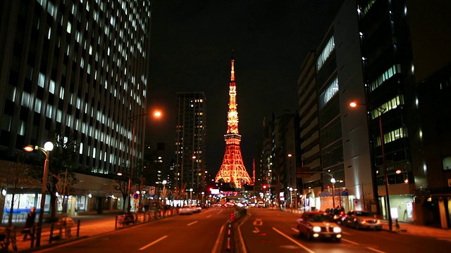 繁忙的街道在夜晚与东京塔视频下载