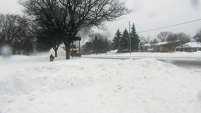冬天的暴风雪。在湿滑的道路上车辆来往。扫雪机。视频素材
