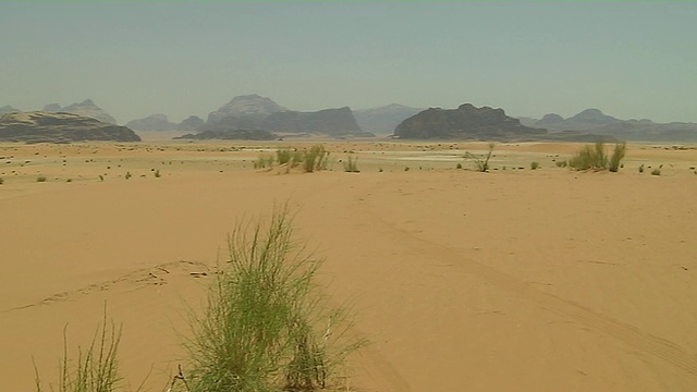 约旦亚喀巴省沙漠瓦迪拉姆沙漠左击视频素材
