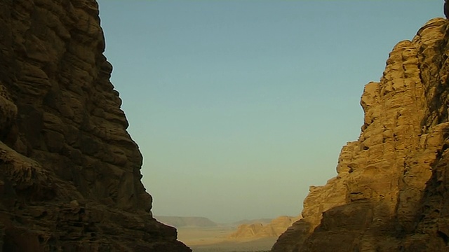 倾斜下射山Wadi Rum亚喀巴省约旦视频素材