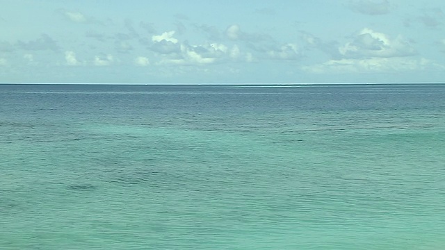 向上倾斜拍摄海滩男性马尔代夫视频素材