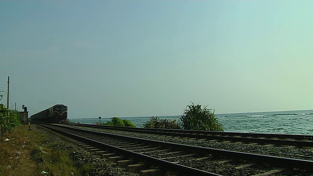 一列火车经过斯里兰卡科伦坡西部省视频下载