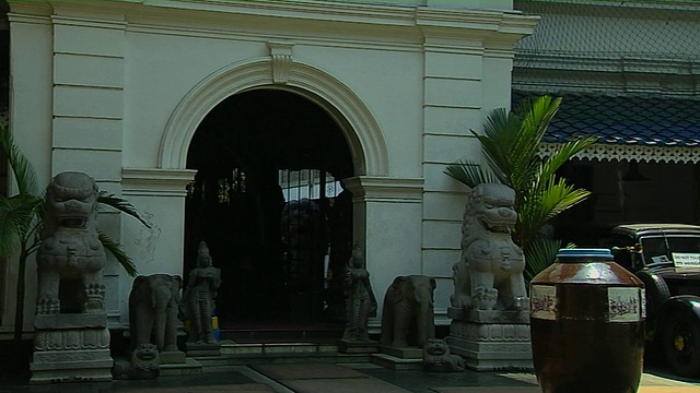 斯里兰卡西部省份科伦坡的Gangaramaya神庙倾斜拍摄视频下载