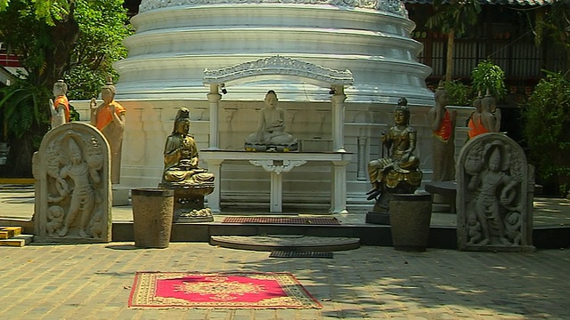 斯里兰卡西部省份科伦坡的Gangaramaya神庙向下倾斜拍摄视频下载