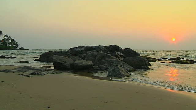 斯里兰卡西部省份科伦坡的Block Shot Rocks海滩视频素材