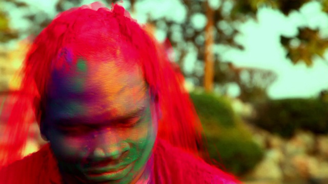 印度德里，一名男子在玩胡里节，一边摇着头视频下载