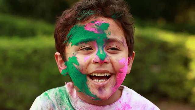 一个男孩的肖像玩胡里节和大笑，德里，印度视频素材