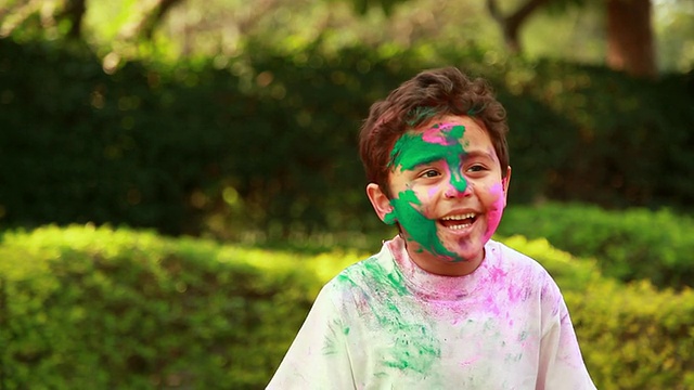 印度德里，玩胡里节的男孩笑着视频素材