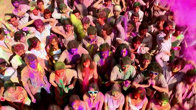 印度德里，一群人在玩胡里节视频下载