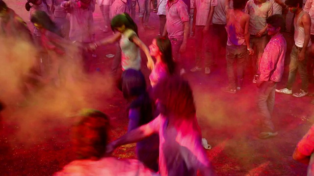 印度德里，一群人在玩胡里节，跳舞视频下载