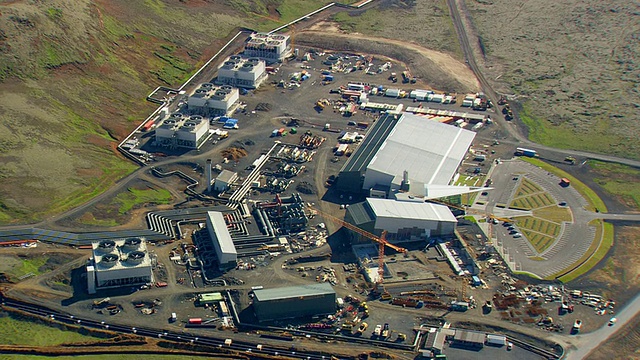 冰岛Hellisheidi地热发电厂的WS鸟瞰图视频下载
