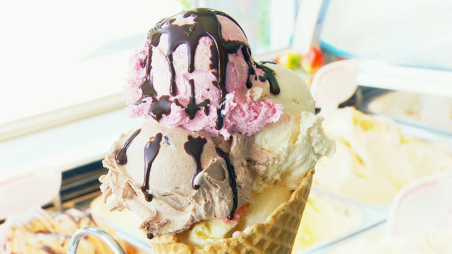把液态巧克力倒在冰淇淋上视频素材