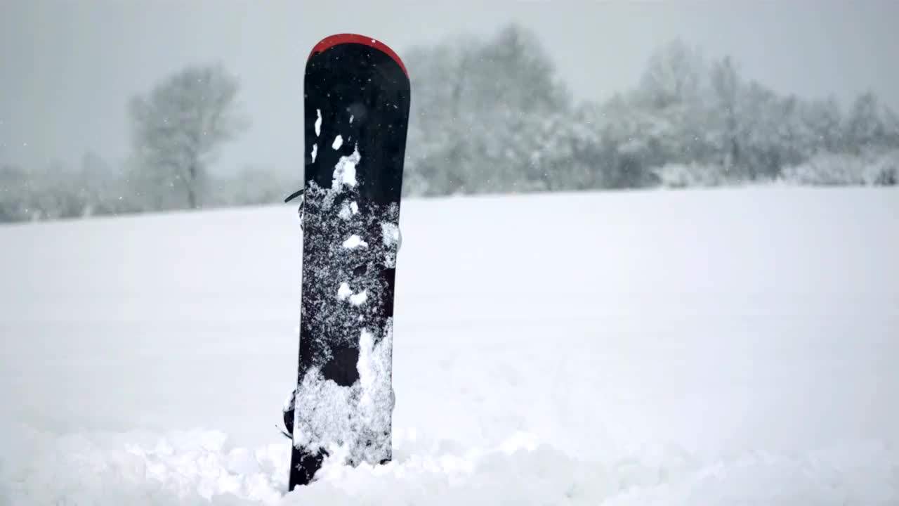 HD超级慢动作:Snowboard Stuck In The Snow视频素材