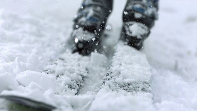 HD超级慢动作:踢雪板上的雪视频素材