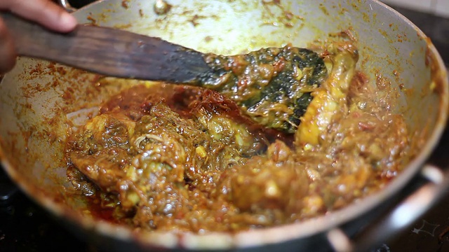 准备鸡肉咖喱亚洲印度菜肴视频下载