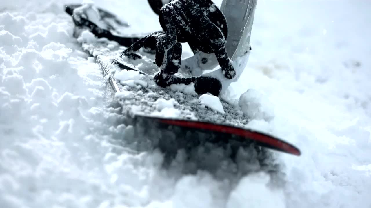 HD超级慢动作:滑雪板躺在雪地里视频素材