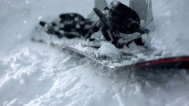 HD超级慢动作:单板在雪地上坠落视频购买