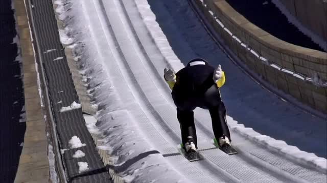 HD超级慢动作:专业运动员表演跳台滑雪视频素材