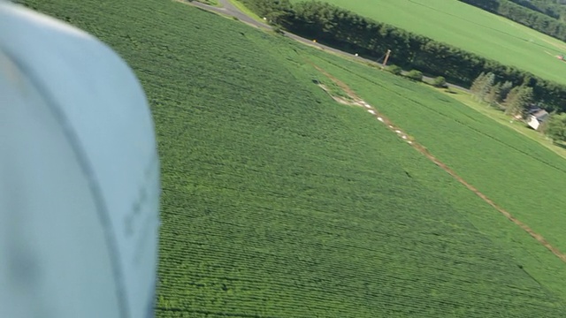 一架小飞机降落在乡村机场的跑道上视频下载