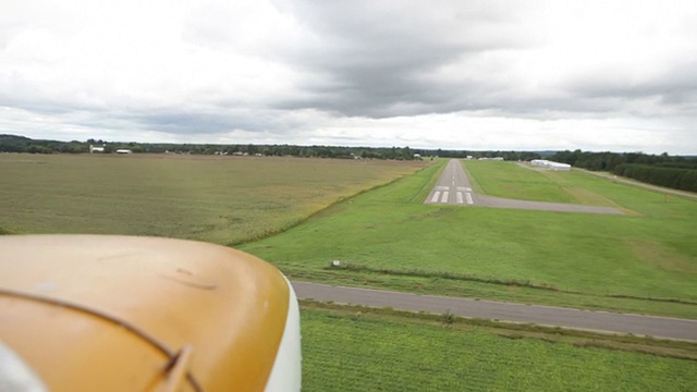 一架小飞机降落在乡村机场的跑道上视频素材