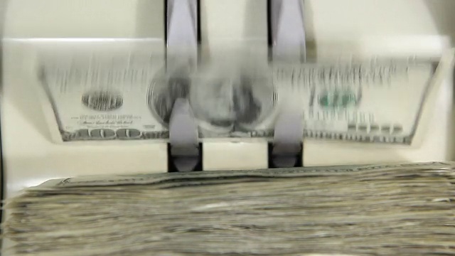 有100美元钞票的银行点钞机视频素材