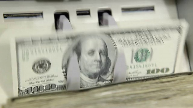有100美元钞票的银行点钞机视频素材