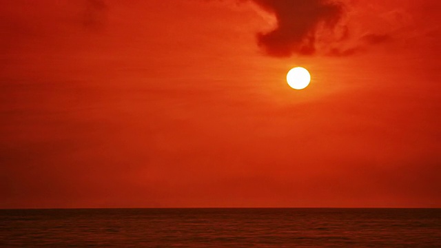太阳在海上。视频下载