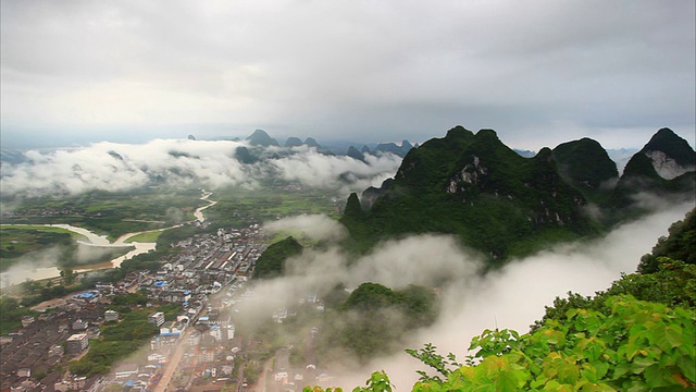 日出时分的桂林薄雾山视频素材