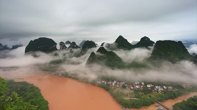 中国阳朔兴平的日出雾中的桂林山视频素材