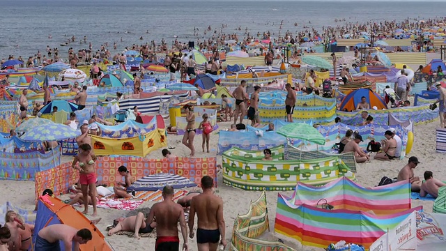 波兰列巴非常拥挤的海滩视频下载