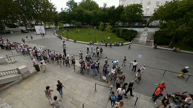 西班牙马德里，人群涌入博物馆。视频下载
