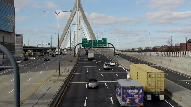 波士顿的伦纳德·p·扎基姆·邦克山纪念桥上的交通状况视频素材