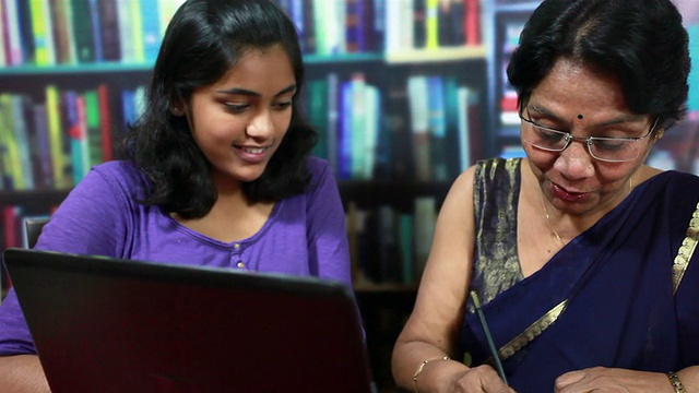 愉快的印度老年妇女和少女使用笔记本电脑视频素材