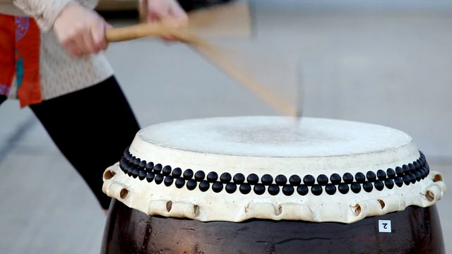 高清:日本传统太极鼓和鼓手(双视频)视频素材