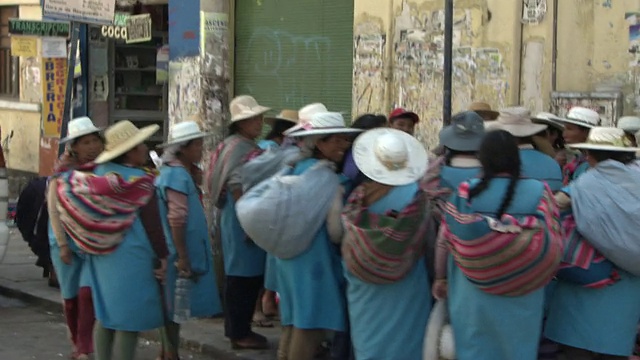 玻利维亚科恰班巴，身穿蓝色工作服的女工开车经过视频下载