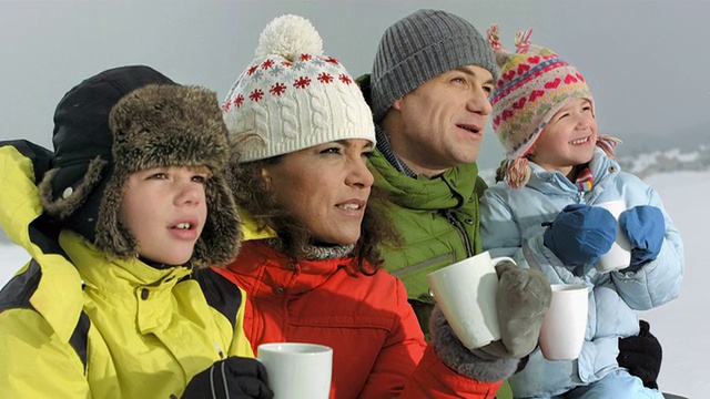 高清慢镜头:一家人在冬天喝热茶视频素材