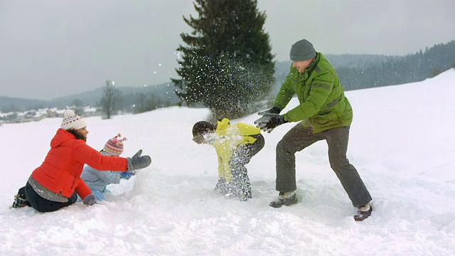 高清超级慢动作:家庭互相嬉戏扔雪视频素材