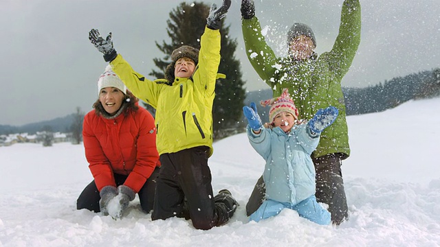 高清超级慢动作:家庭扔雪视频素材