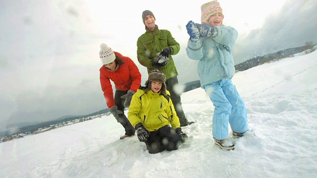 高清超级慢动作:家庭玩扔在相机雪视频素材