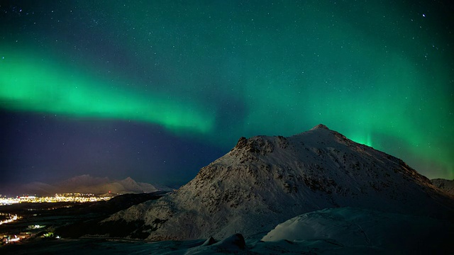 时间流逝:北极光在山上视频下载