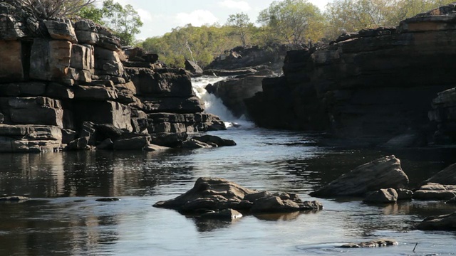 澳大利亚北部河流的静态小瀑布视频下载