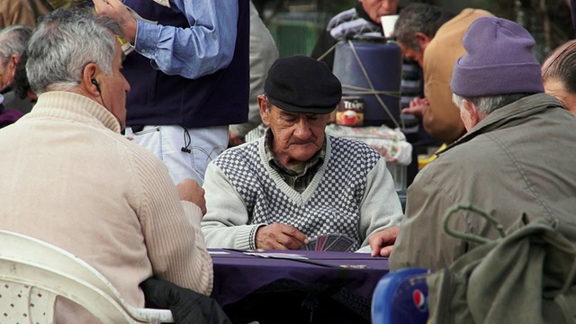 老人在圣地亚哥公园喝咖啡和玩扑克牌，智利视频下载