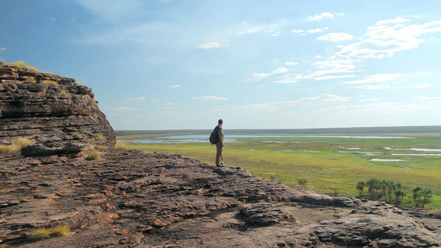 一名男子走向悬崖边缘，向外望去，澳大利亚北领地视频下载