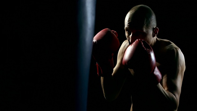 高清超级慢动作:拳击手打袋子视频素材
