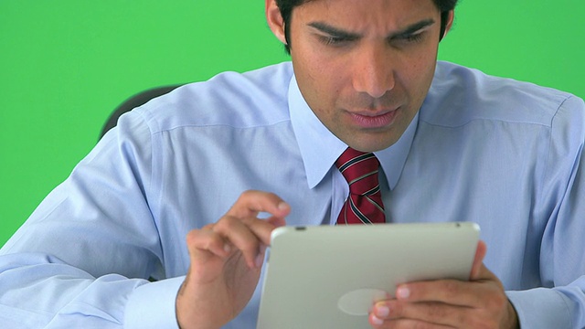 东印度商人在绿屏上开发平板电脑视频素材