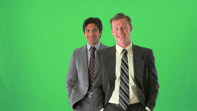 两个商人站在绿幕上微笑视频素材