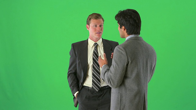 两个商人站在绿幕上聊天视频素材